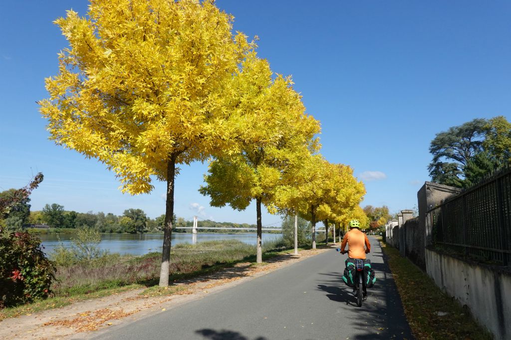 Nous allons retraverser le pont et rejoindre le chemin en bord de Loire